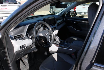 2021 Toyota Highlander Hybrid Platinum