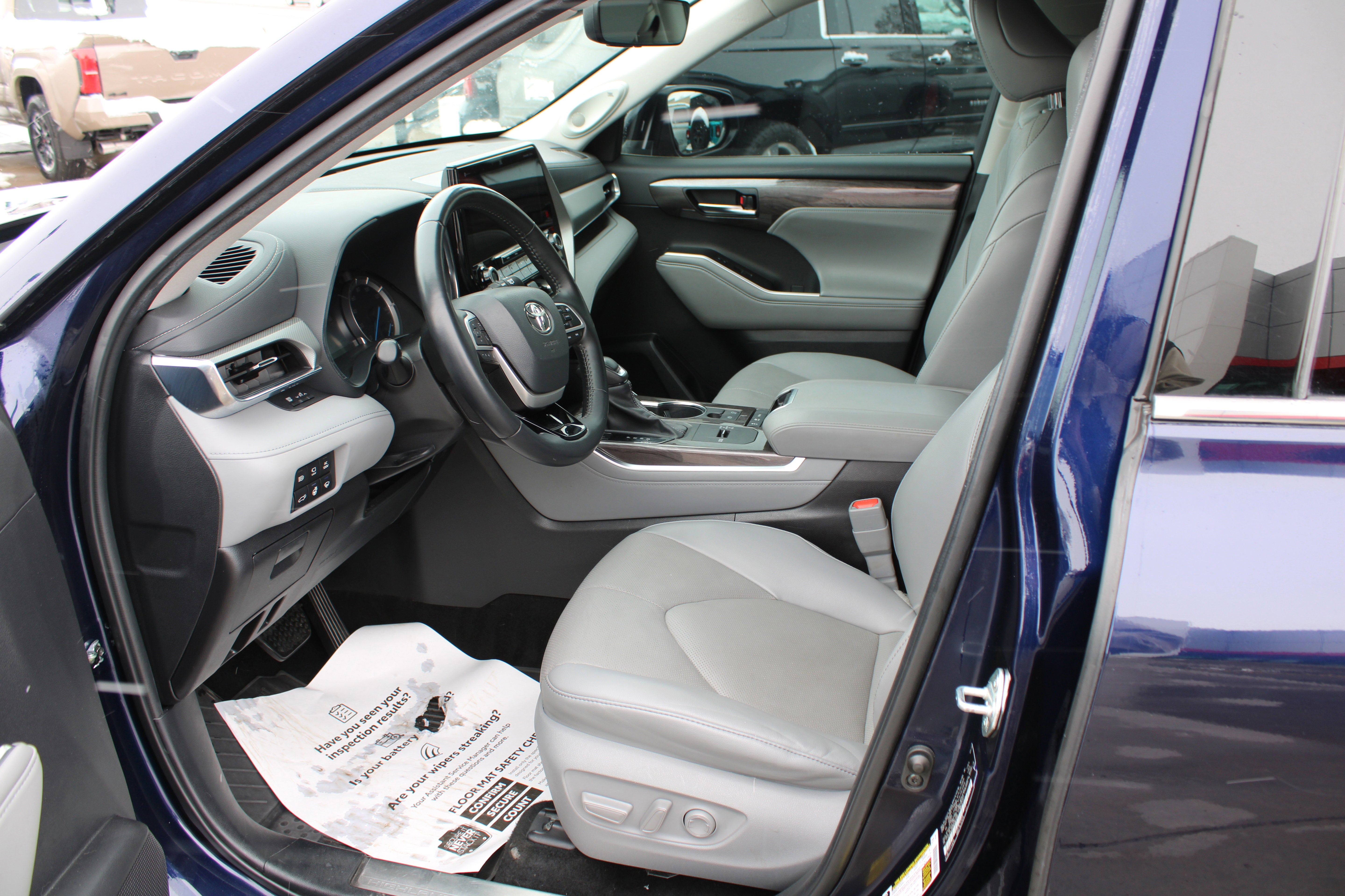 2022 Toyota Highlander Hybrid Platinum
