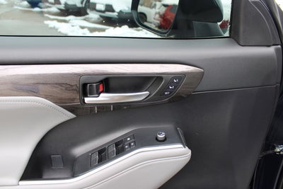 2022 Toyota Highlander Hybrid Platinum