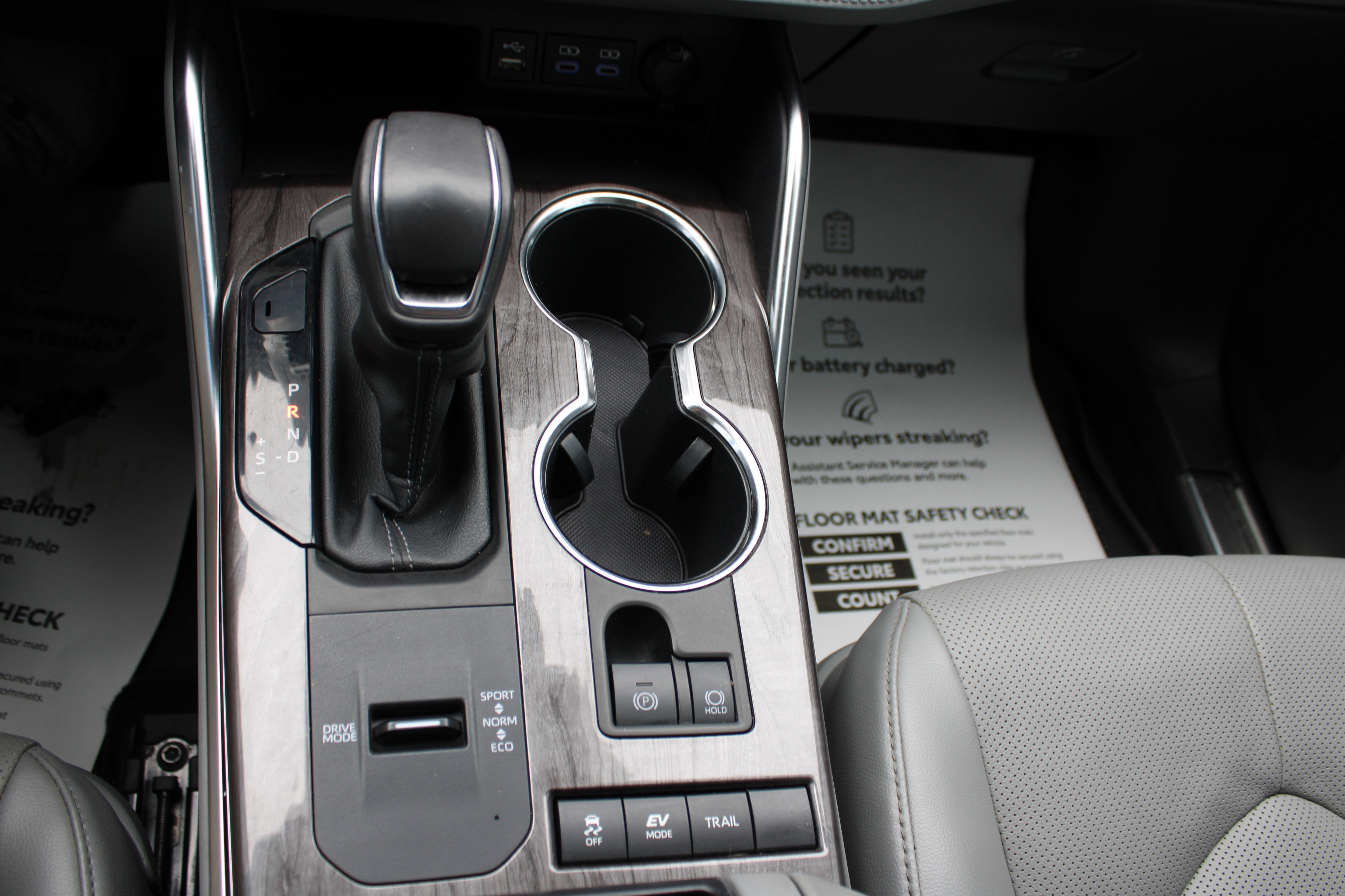 2022 Toyota Highlander Hybrid Platinum