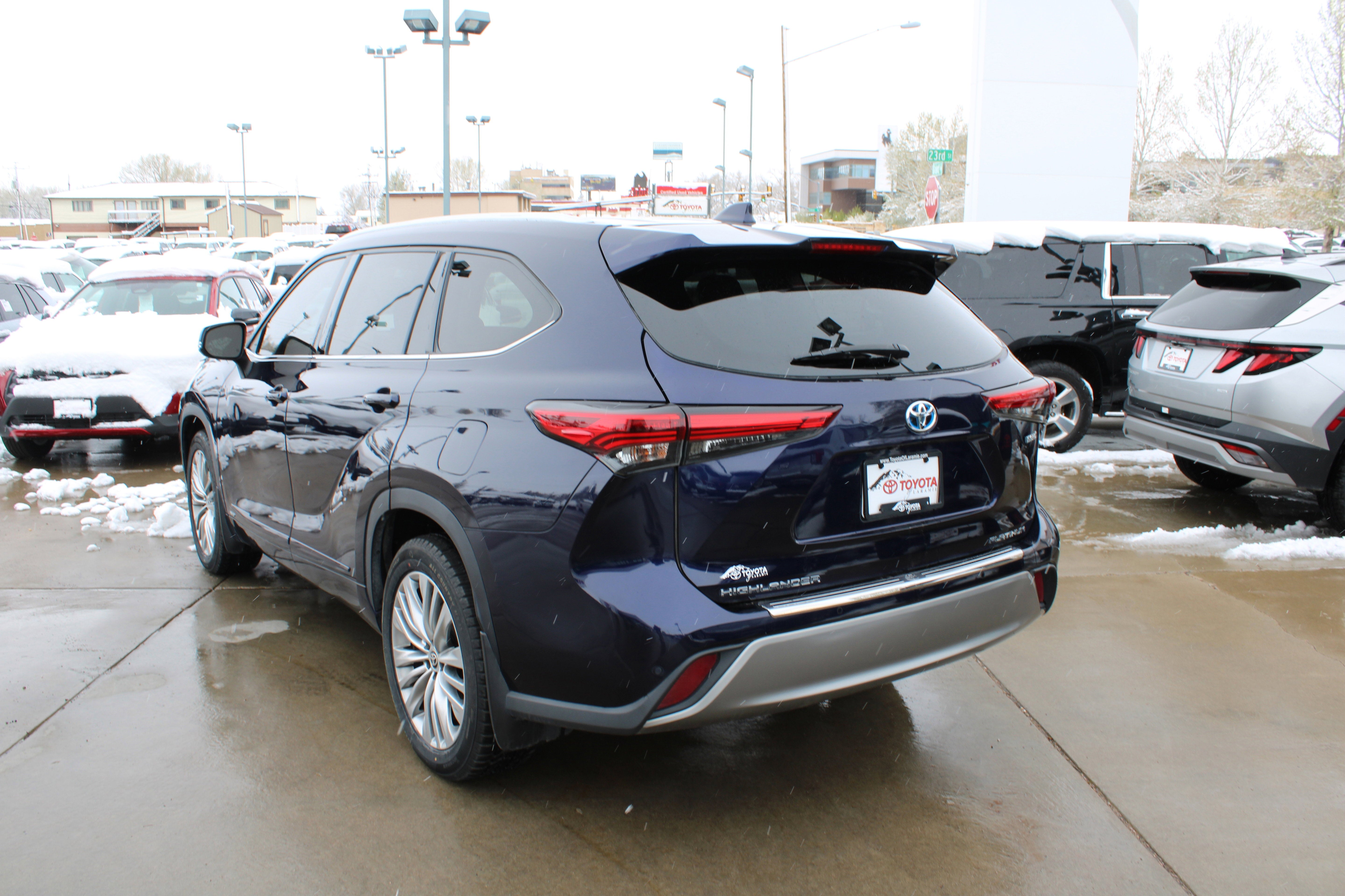 2022 Toyota Highlander Hybrid Platinum