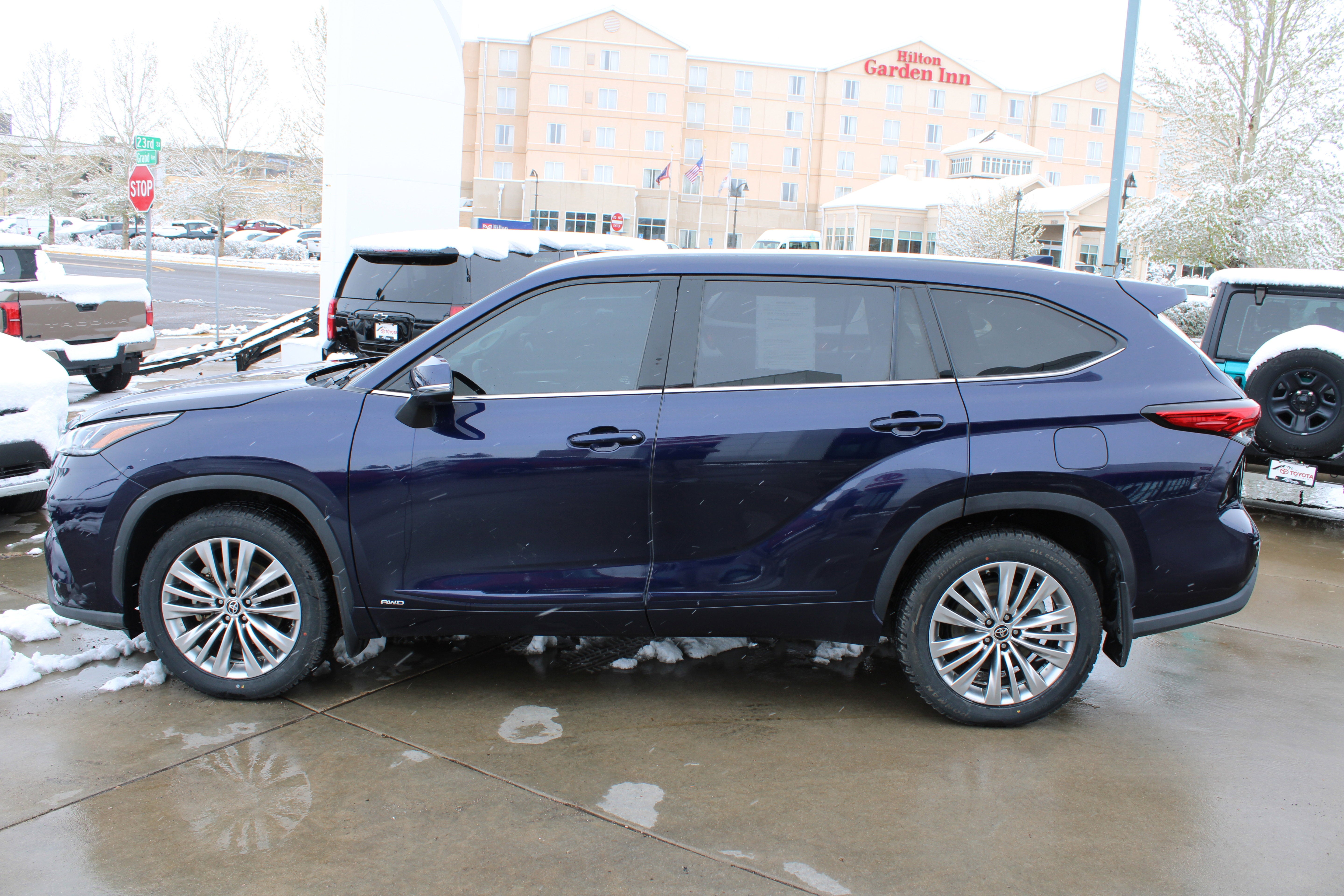 2022 Toyota Highlander Hybrid Platinum